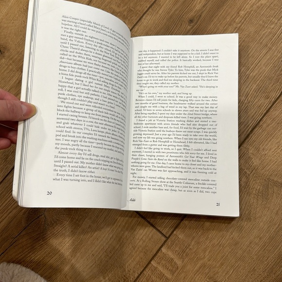 Motley Crue the dirt book - Picture 5 of 5